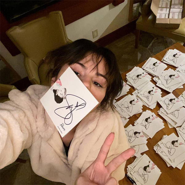 Cô đã cố gắng ký tặng 6.000 đĩa nhạc cho các fan trước khi đi nghỉ.