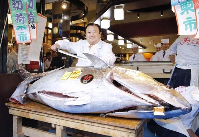 Ông Kimura xẻ thịt con cá ngừ sau khi mua nó với giá 1,8 triệu USD tại phiên chợ hôm 5/1. Ảnh: Kyodo. 