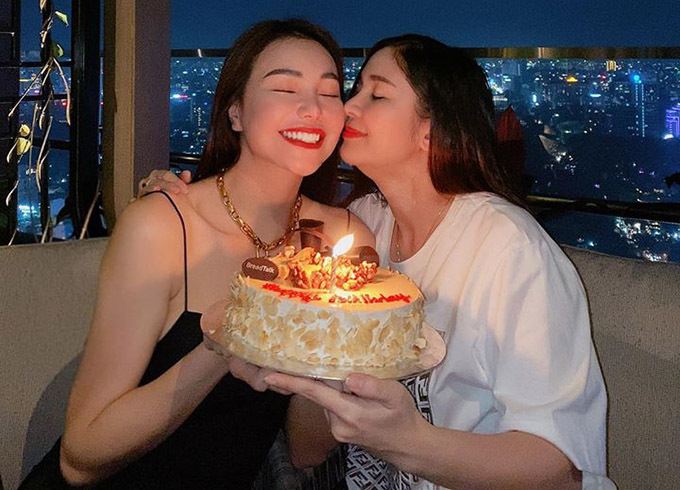 Ca sĩ Trà Ngọc Hằng có sinh nhật trùng với Tết dương lịch. Cô hạnh phúc kỷ niệm năm mới và tuổi mới bên bạn thân.