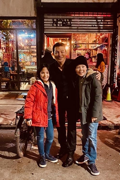 Trần Bảo Sơn chụp cùng hai diễn viên nhí của phim.