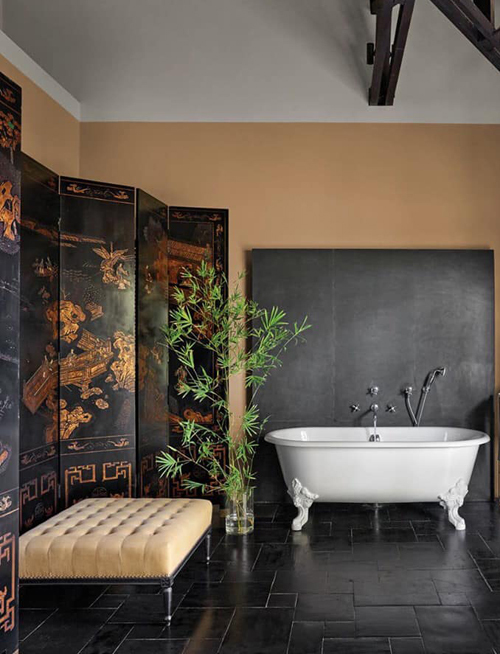 Phòng tắm trang trí bức tranh mô phỏng cuộc sống, sinh hoạt của người dân Việt Nam thời xưa.