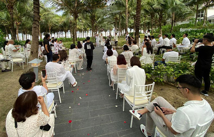 Tất cả khách mời diện đồ trắng (trừ êkíp quay phim, chụp ảnh) dự hôn lễ của Xuân Lan và chú rể Nguyễn Ngọc Long.