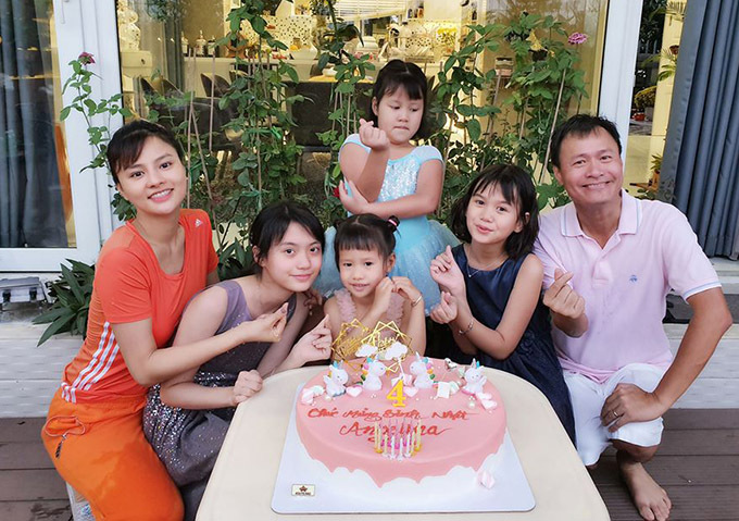 Vợ chồng Vũ Thu Phương quây quần bên 4 cô con gái trong khuôn viên biệt thự rộng 500 m2 ở quận 2.