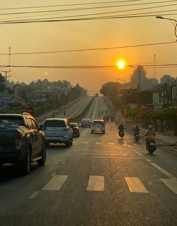 HHen Niê chạy xe ô tô 5 tiếng đồng hồ mới đến Bình Phước, ngắm hoàng hôn trên xa lộ. Nếu có thời gian chạy xe máy sẽ thú vị hơn nhiều. Lên cao, đến với núi rừng thì đường vắng xe hơn ở thành phố đông đúc. Không khí trong lành, mát mẻ, có những đoạn chỉ mình bạn chạy.