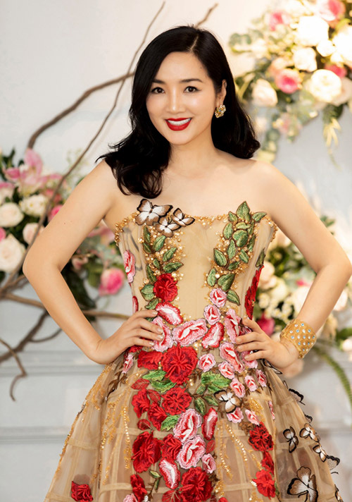 Hoa hậu Giáng My thích trang phục dạ hội may bằng vải voan xuyên thấu, đính kết hoạ tiết nổi bật.