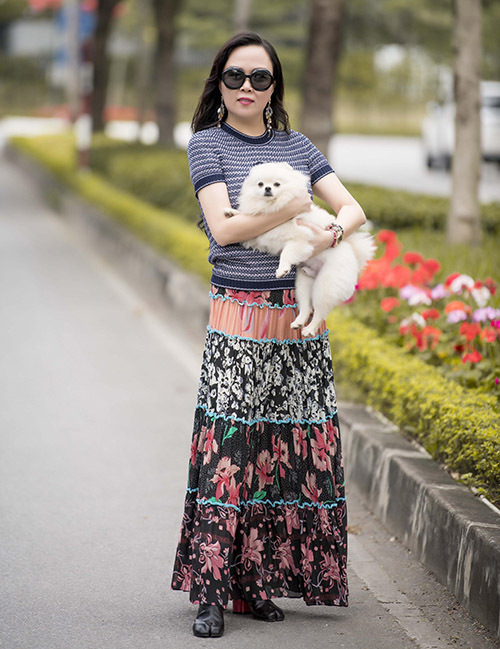 Sau khi mất Đen, Phượng Chanel ra Hà Nội mang vào Sài Gòn thêm hai chú chó để bổ sung và cân bằng lực lượng hai miền. Hiện ở Sài Gòn và Hà Nội nữ doanh nhân và bạn trai nuôi tổng cộng 16 con chó, mỗi nơi 8 con.