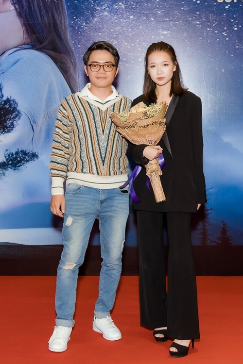 Hiếu Vic - con trai của nghệ sĩ Giang Còi tham gia phim Bí mật của gió trong vai trò phó đạo diễn. Kế bên anh là đạo diễn hình ảnh - quay phim Nguyễn Phan Linh Đan.