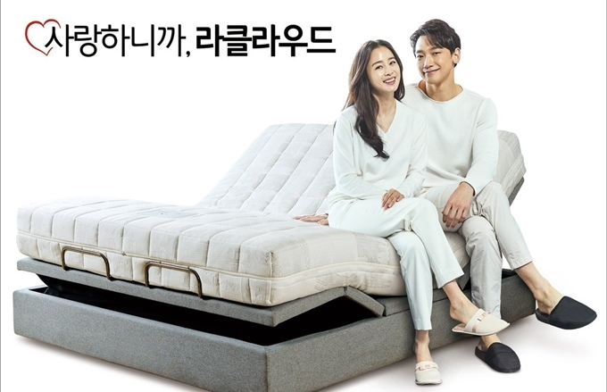 Cặp vợ chồng ngôi sao chụp hình quảng cáo sản phẩm giường ngủ.