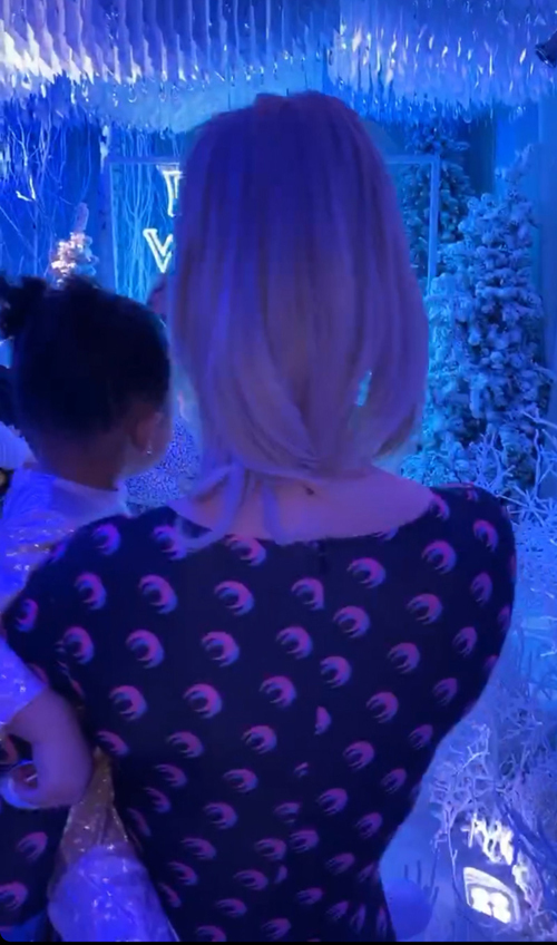 Không gian lung linh trong công viên băng giá, dựa theo phim hoạt hình Frozen. Theo TMZ, Kylie đã chi hơn 100.000 USD (hơn 2 tỷ đồng) để tổ chức bữa tiệc đặc sắc này.