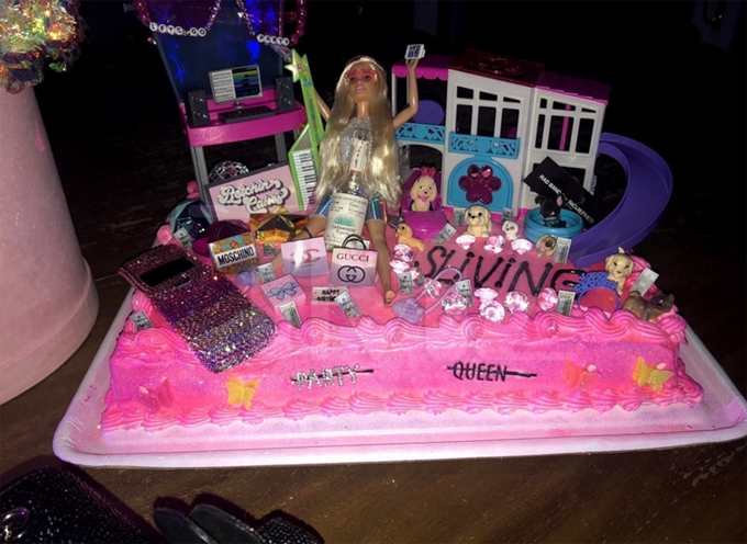 Chiếc bánh sinh nhật sang chảnh đúng phong cách của Paris với công chúa Barbie, xe hơi, hàng hiệu và những chú cún cô yêu thích.
