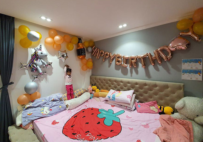 Vũ Thu Phương tiết lộ phòng ngủ của bé Angelina Trần cũng được trang trí bằng bóng bay và hình chú kỳ lân đáng yêu.