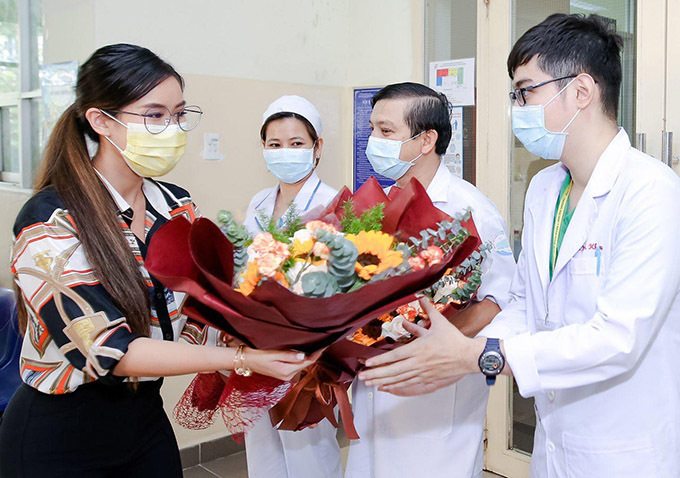 Hot girl tặng hoa cảm ơn các y bác sĩ Bệnh viện Nhiệt đới TP HCM đã điều trị, chăm sóc tận tình giúp cô vượt qua bạo bệnh.