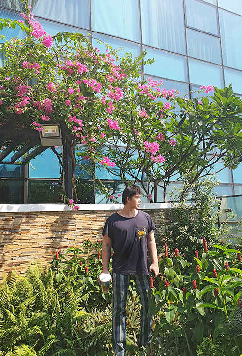 Căn hộ nằm trên tầng cao một toà nhà toạ lạc ở đường Đồng Khởi. Khi có show biểu diễn ở các tụ điểm thuộc tung tâm Sài Gòn như phố đi bộ Nguyễn Huệ hay Nhà hát Thành phố, Nathan Lee thường đi bộ.