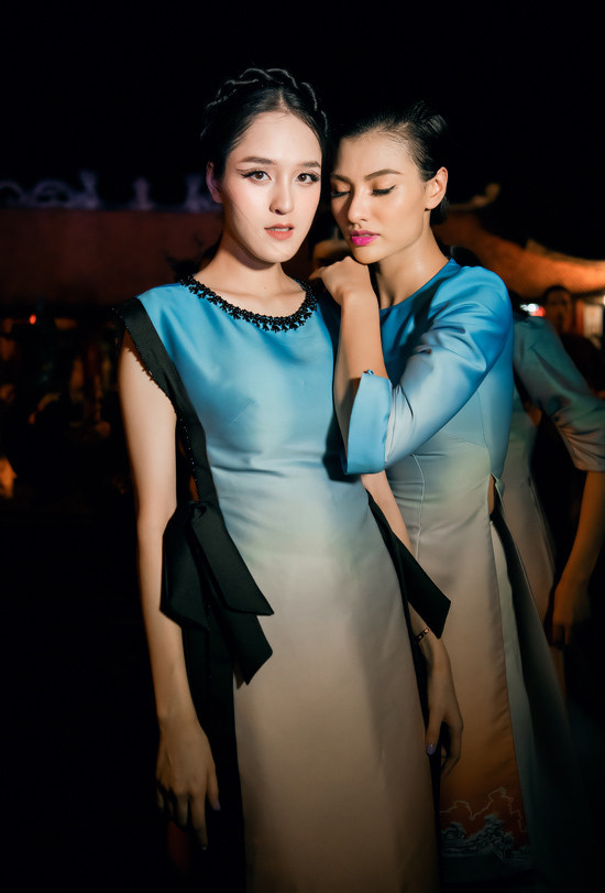 Bên cạnh Hoàng Anh, người mẫu Hồng Quế cũng tham gia diễn bộ sưu tập áo dài lấy cảm hứng từ nét đẹp ca trù của NTK Hà Duy.