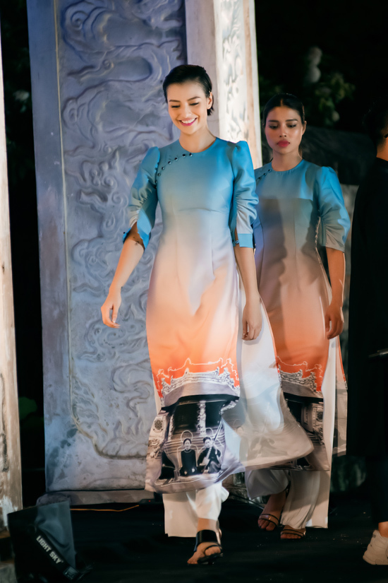 Loạt tác phẩm từng được Hà Duy trình làng cách đây không lâu tại Hội An. Đặc trưng của các mẫu áo dài lần này là chi tiết tay bồng cách điệu, kết hợp kỹ thuật đính kết tỉ mỉ và hiệu ứng chuyển màu độc đáo.