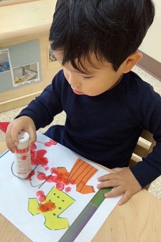 Cô giáo còn hướng dẫn Max thể hiện khả năng sáng tạo bằg vẽ tranh.
