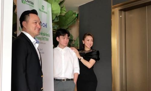 Lý Thùy Chang chăm sóc con trai Chi Bảo ở event