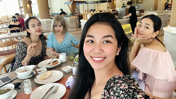 Ái phương, Thái Trinh và hai người bạn khi ăn buffet tại resort ở Phú Quốc.