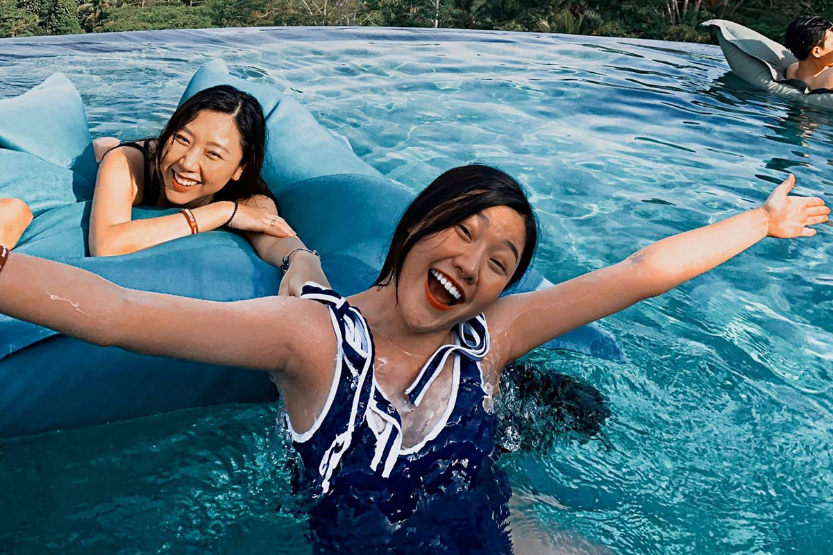Hai chị em Huỳnh Mi và Uyển Ân cách nhau 7 tuổi nhưng thân thiết, thường xuyên cùng nhau đi du lịch, ăn tối.