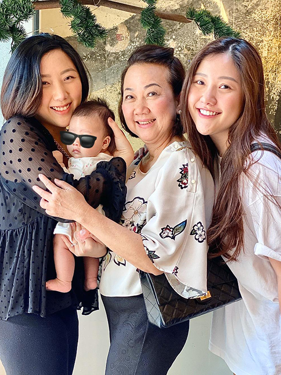 Mẹ của Trấn Thành và hai người con gái chăm sóc đứa cháu đầu tiên của gia đình.