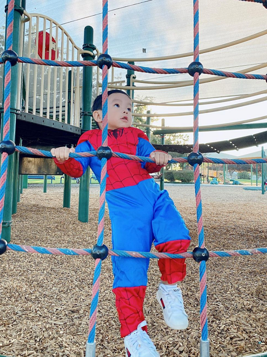 Một dịp khác, cậu nhóc thích thú biến thành Người Nhện, leo trèo ở công viên.