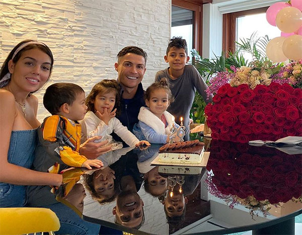 Tổ ấm hạnh phúc của C. Ronaldo và Georgina Rodriguez bên con chung, con riêng. Ảnh: Instagram.