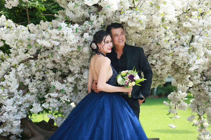 Biết vợ buồn, Vân Quang Long quyết định công khai hình ảnh cưới của họ. Anh tiết lộ gia đình, bạn bè ủng hộ chuyện tình cảm của họ. Thời gian, nam ca sĩ cũng hạn chế đi diễn, tập trung kinh doanh và tập trung chăm sóc gia đình nhỏ.