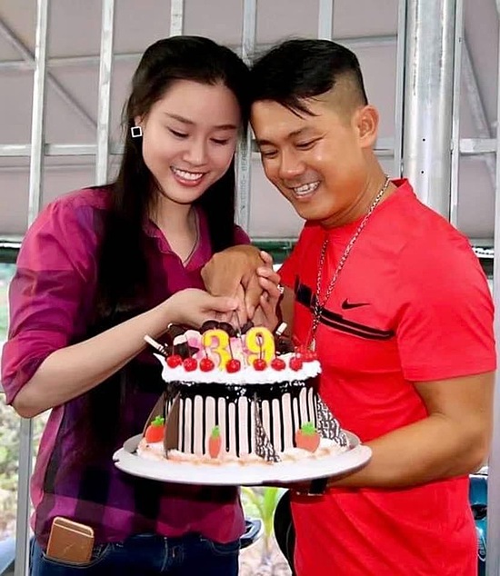Vân Quang Long giản dị đón tuổi 39 bên vợ.