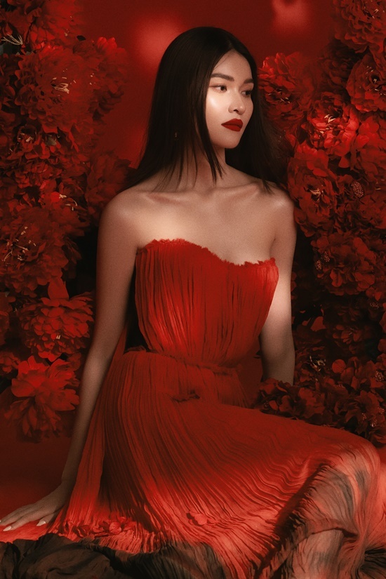 Bộ trang phục mang gam màu đỏ nổi bật, thiết kế xếp ly tăng vẻ nữ tính cho người mặc.